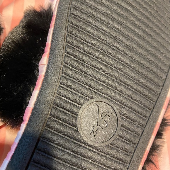 NWT VS.   slippers with matching carry bag - Picture 6 of 7